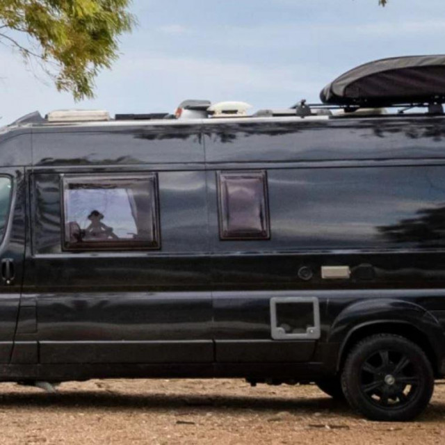 Crni kombi/ilustracija