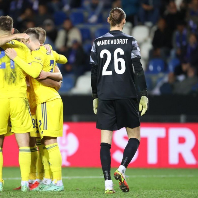 Tužni Maarten Vandevoordt pored slavljenika iz Dinama