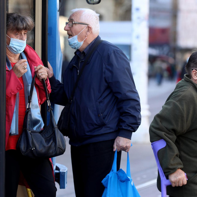 Ilustracija / građani nose zaštitne maske