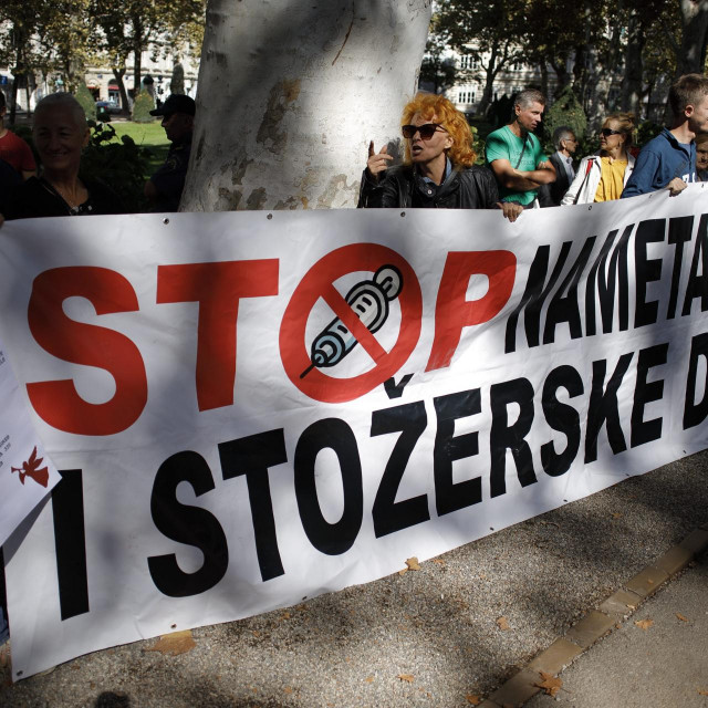 Medicinske sestre i tehnicari prosvjeduju na Zrinjevcu