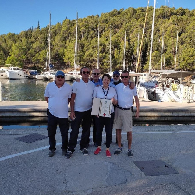 Direktor ACI marine Skradin Slaven Bogut i djelatnici