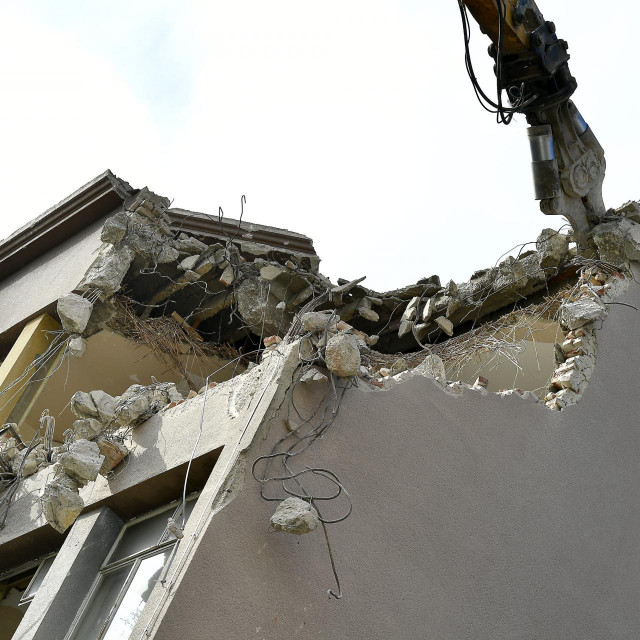 Početak rušenja dijela osnovne škole Petra Zrinskog
 