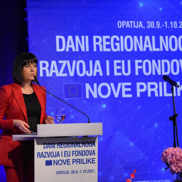 Ministrica regionalnoga razvoja i fondova Europske unije Nataša Tramišak na konferenciji