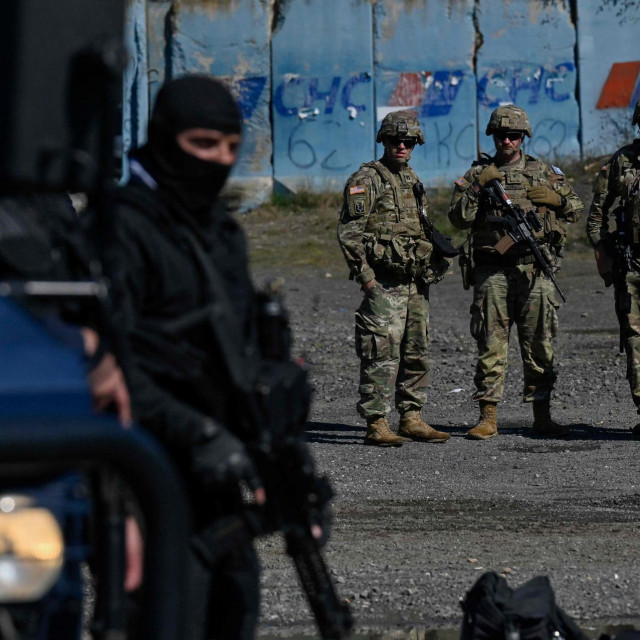 Vojnici NATO -a patroliraju pored specijalne jedinice kosovske policije u blizini granice između Kosova i Srbije
