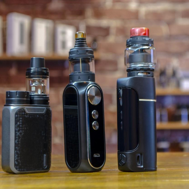 Procjenjuje se da 2,6 milijuna američkih učenika srednjih i srednjih škola koristi elektroničke cigarete