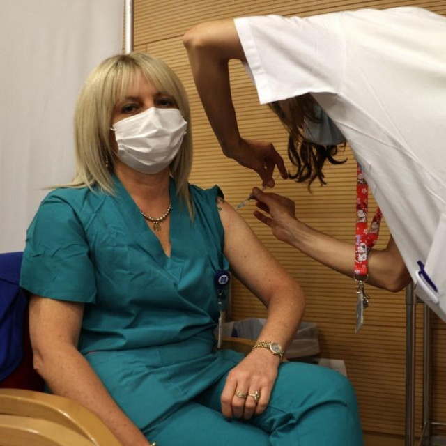 Medicinska djelatnica prima treću dozu