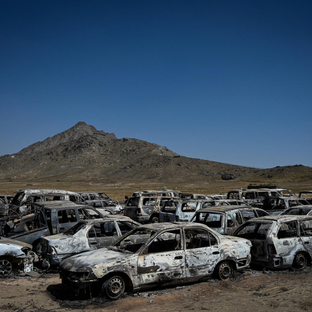 Oštećena i odbačena vozila parkirana u blizini uništene baze CIA-e