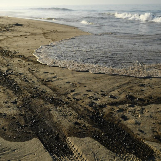 Velika naftna mrlja stigla je u nedjelju iz oceana uz obale Kalifornije do plaže u Huntington Beachu.