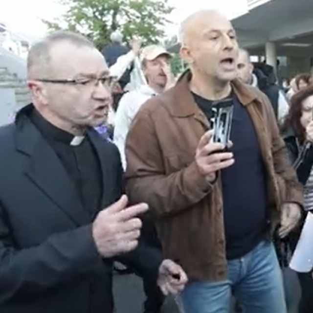 Svećenik u razgovoru s Berošem