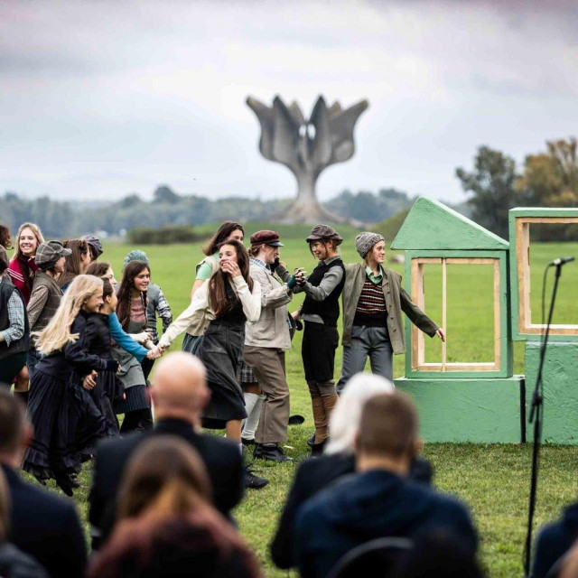 Dječju opeu ”Brundibár“, u režiji Krešimira Dolenčića i Hrvoja Korbara, izveo je dječji zbor Zvjezdice