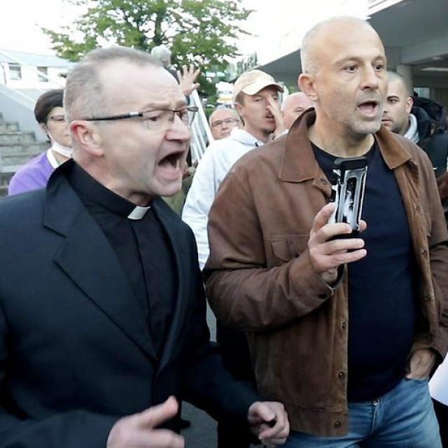 Velečasni Zdravko Knežević