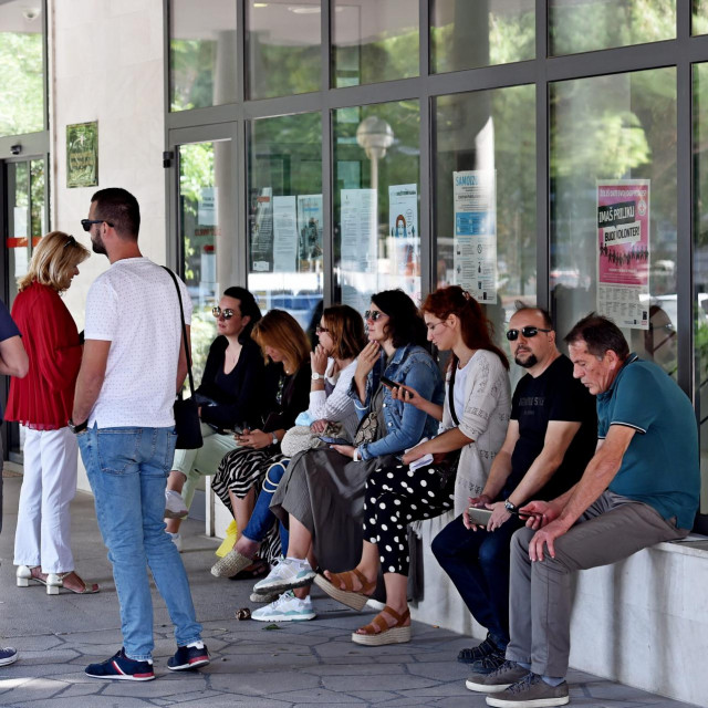 Djelatnici ispred ulaza

 