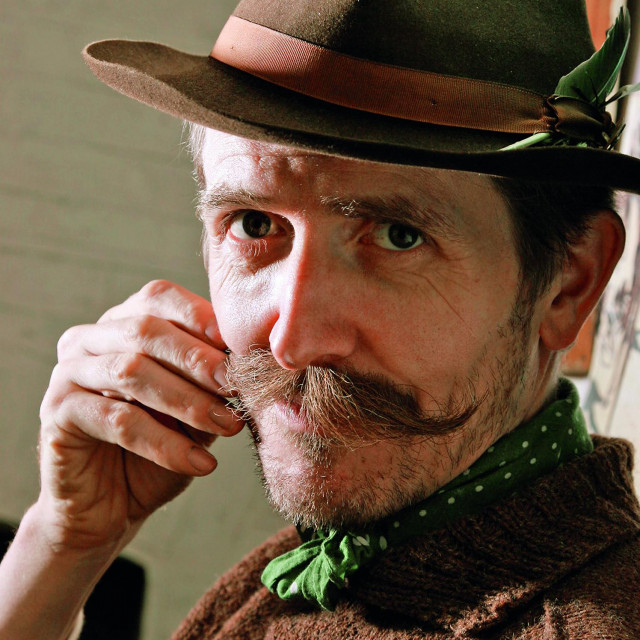 Taj nesvršeni student slikarstva, disleksik i petnaestak godina korisnik socijalne pomoći postao je i utjecajni slikar čije se slike prodaju po cijeni od 30.000 do 60.000 funti