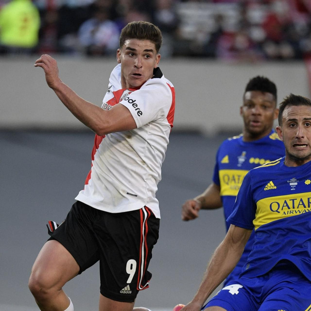 River Plate's forward Julian Alvarez (L) and Boca Juniors' defender Carlos Izquierdos eye the ball during their Argentine Professional Football League match at the Monumental stadium in Buenos Aires, on October 3, 2021. (Photo by Juan MABROMATA/AFP)