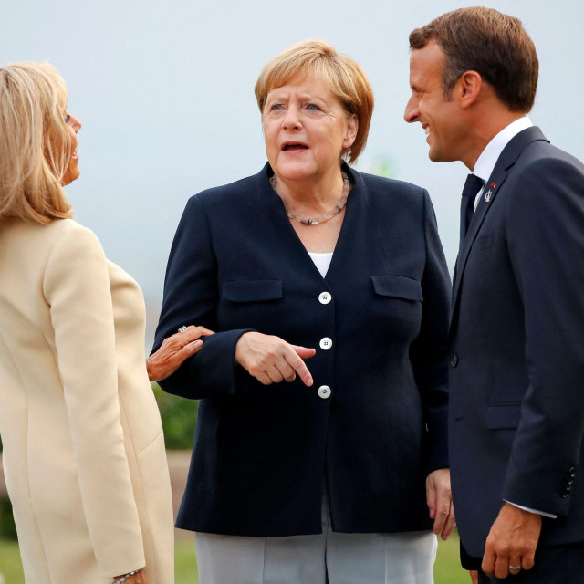 Njemačka kancelarka Angela Merkel u razgovoru s francuskim predsjednikom Emmanuelom Macronom i njegovom suprugom Brigettom
Francois Mori/POOL/AFP