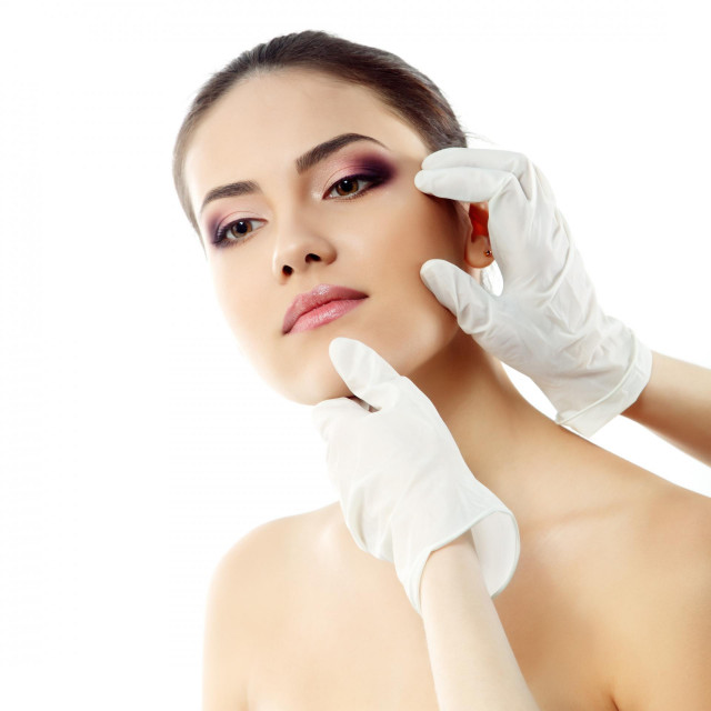 Pomlađivanje srednje trećine lica, ”midface lifting”, podiže obraze i time znatno reducira nazolabijalne bore
