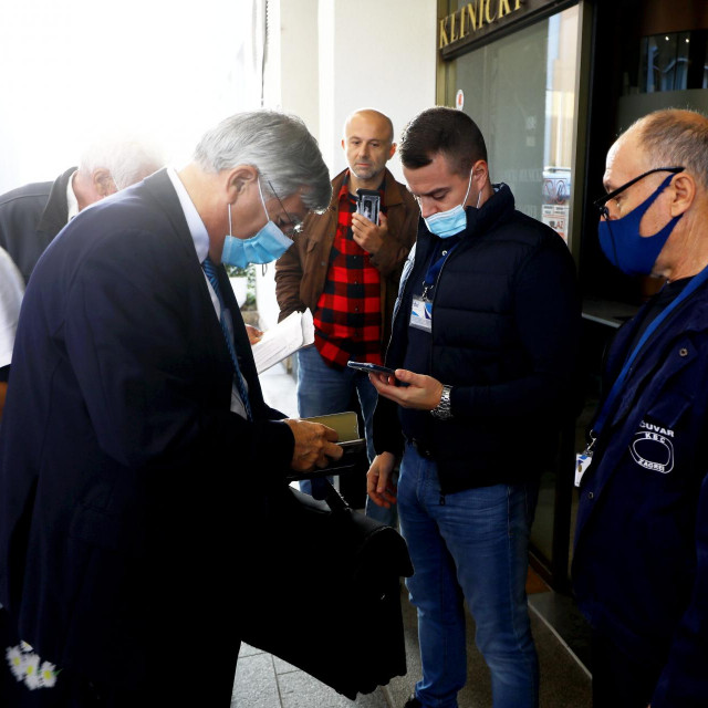 Obvezno pokazivanje covid potvrda na ulazu u bolnicu. 
Na fotografiji: Saborski zastupnik Željko Reiner ulazi u bolnicu.
 