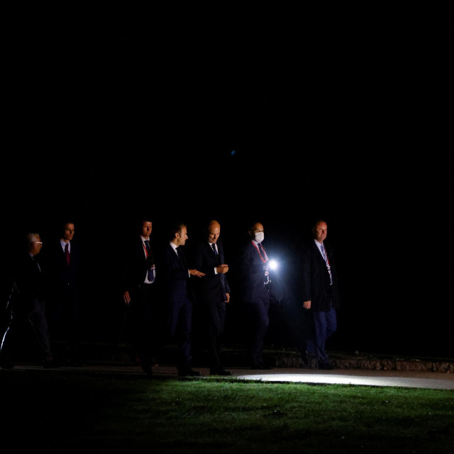 Emmanuel Macron i drugi sudionici summita