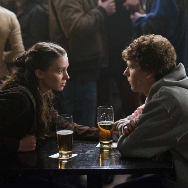 Rooney Mara kao Erica Albright i Jesse Eisenberg kao Mark Zuckerberg u filmu Davida Finchera ”Društvena mreža”