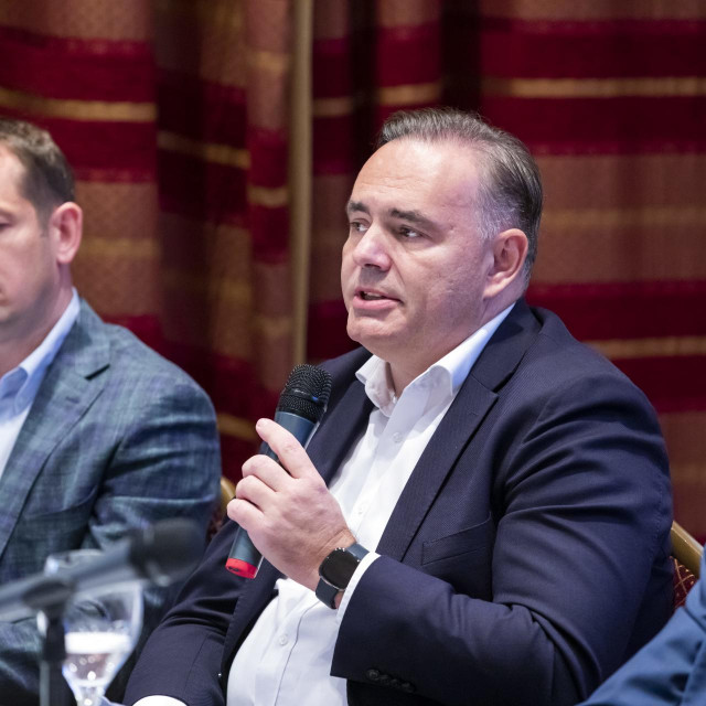 Daniel Domini (u sredini), direktor građevinske tvrtke Saint Gobain