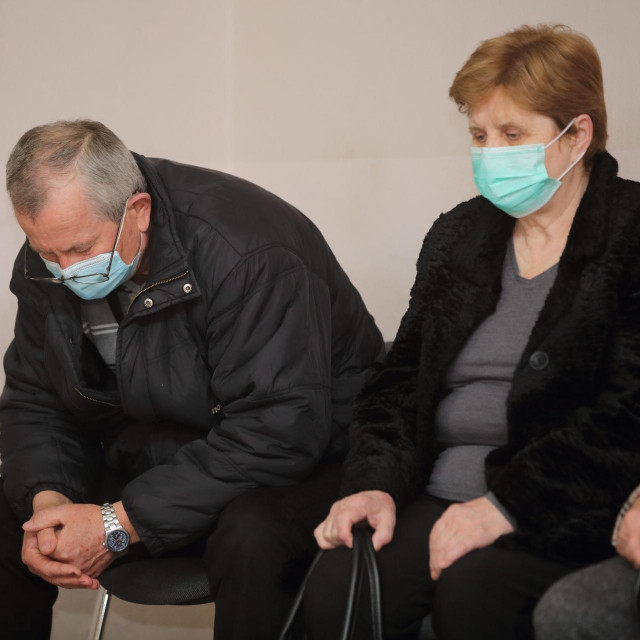 Mijo i Slavica Karamazan u hodniku suda