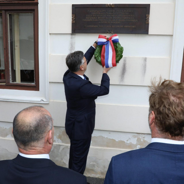Predsjednik Vlade Andrej Plenković položio je lovorov vijenac na spomen ploču na zgradi Vlade RH, u povodu obilježavanja 30. obljetnice raketiranja Banskih dvora.
 