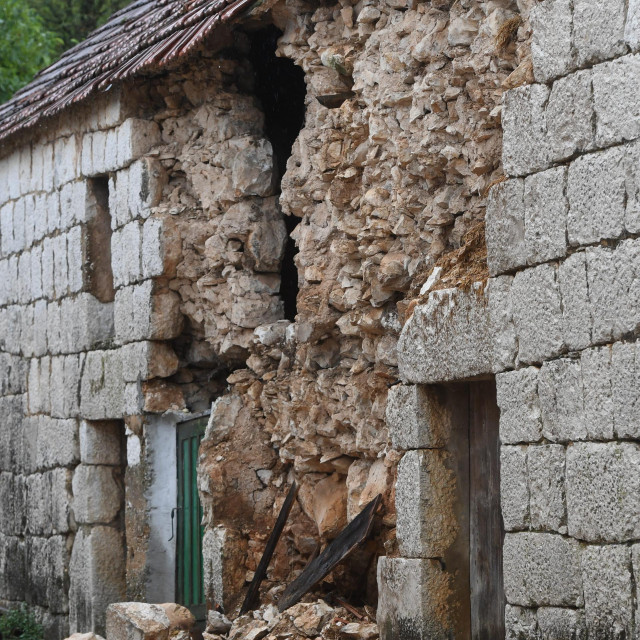 Dugopolje, 071021.
Uslijed sinocnjeg potresa u zaseoku Punda sela Liska u opcini Dugopolje urusila se stara kamena stala vlasnice Senke Zitnik.