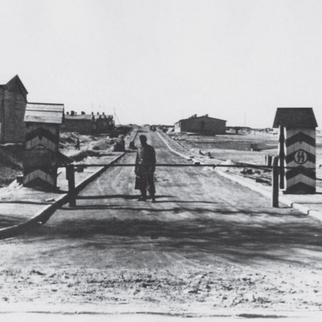 Brklja na ulazu u logor Majdanek 1943.