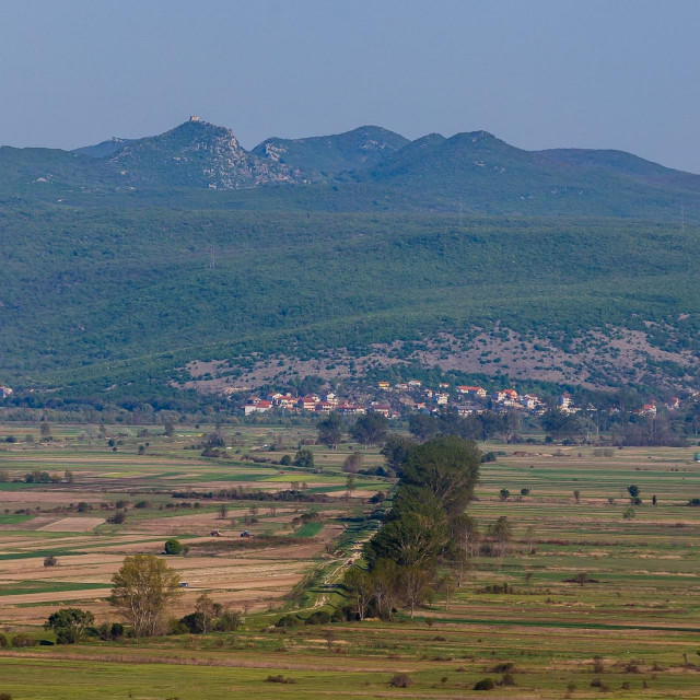 Pogled na Sinjsko Polje i Kamešnicu