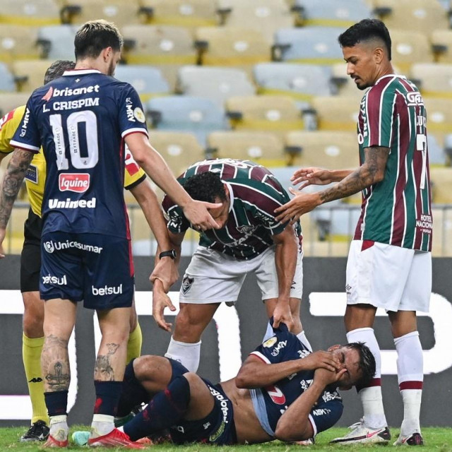 Fred (Fluminense) iznad Ronalda (Fortaleza)