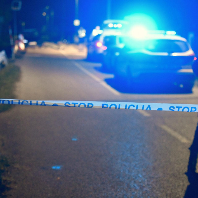 Zagreb, 101020.
Jakovlje.
Toplicka cesta.
Prometna nesreca osobnog automobila i motocikla prilikom koje je vozac motocikla smrtno stradao.
Na fotografiji: policija radi ocevid.