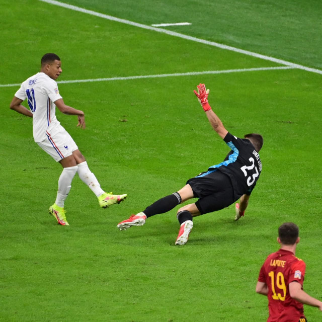 Mbappe zabija kontroverzan pogodak za pobjedu Francuske