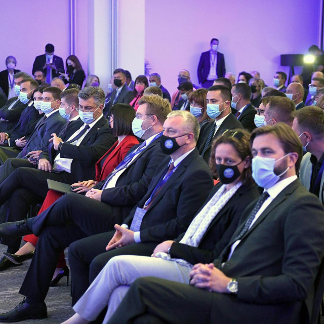 Rijeka, 300921.
Premjer Andrej Plenkovic s ministrima na Danima regionalnog razvoja i EU fondova.
Na fotografiji: Zdravko Maric, Andrej Plenkovic, Natasa Tramisak, Marko Pavic, Darko Horvat, Nina Obuljen Korzinek, Tomislav Coric.