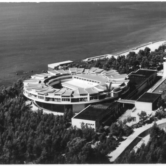 Razglednica Iz zbirke Ivana Huljeva. Autor fotografije: Foto “Daskal Makarska”, poslana 1966.