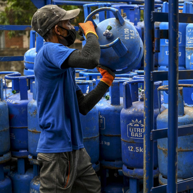 Radnik tovari plinsku bocu na kamion