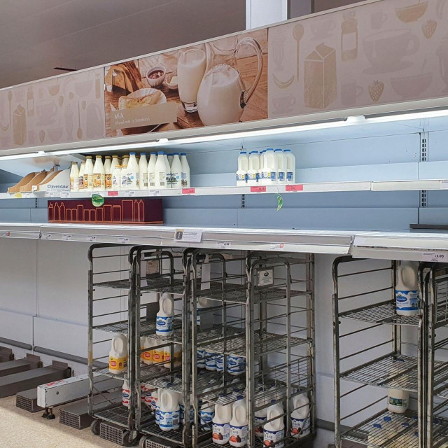Prazne police u poslovnici lanca Sainsbury's u Londonu snimljene početko listopada