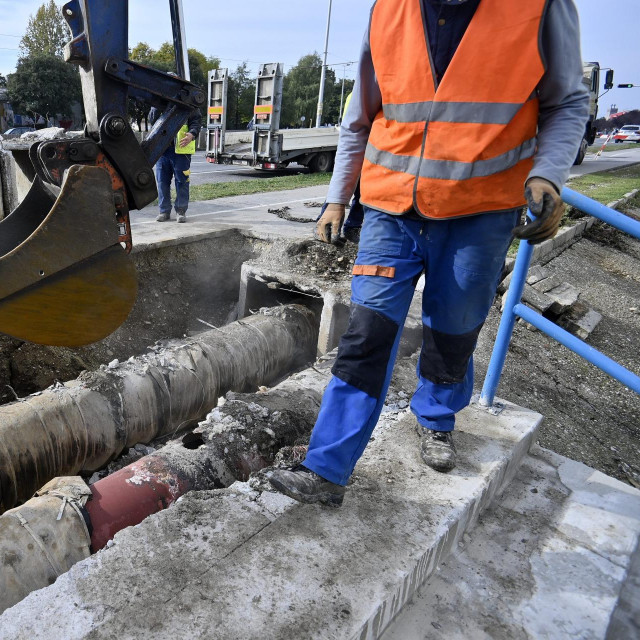 Radnici saniraju puknuće cijevi vrelovoda na Horvaćanskoj