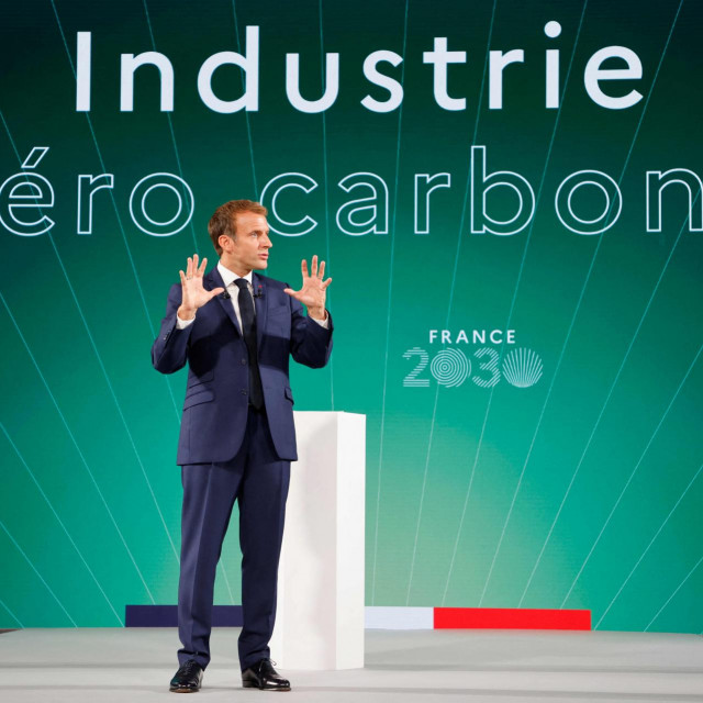 Francuski predsjednik Emmanuel Macron predstavja plan ”Francuska 2030”
(Photo by Ludovic MARIN/POOL/AFP)