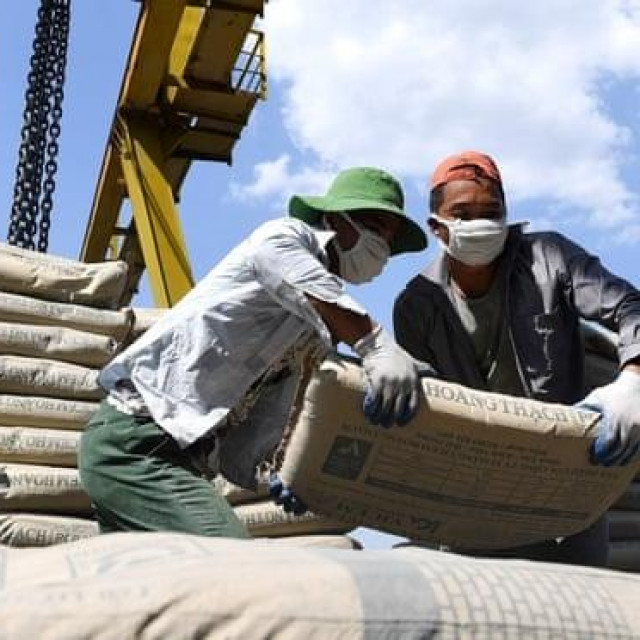 Istovar cementa u Vijetnamu