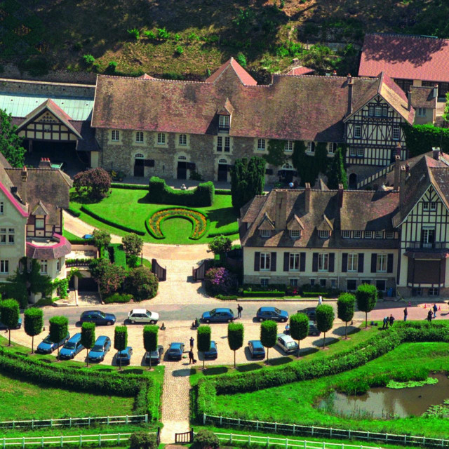 Velebno imanje JeanPaula Guerlaina, prema riječima njegove ljubavnice, zapušteno je - bez tople vode.