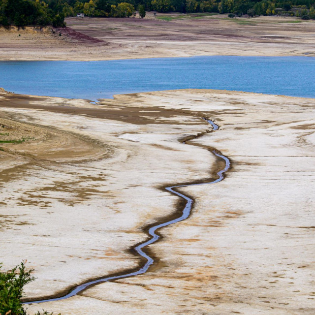 Vodostaj akumulacijskog jezera Peruča najniži je u posljednjih nekoliko godina pa se otkrivaju potopljeni ostaci kuća, mostova, puteva i zidova, ovdje na fotografiji vidimo predio Garjak
 