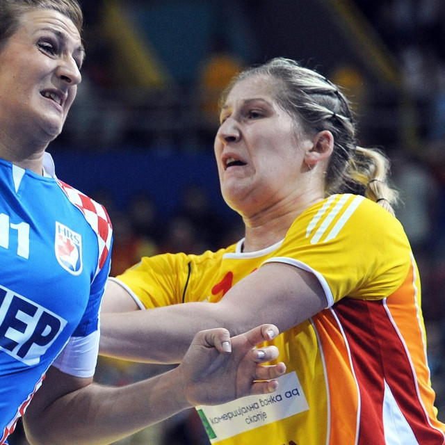 Julija Nikolić (Portjanko), desno na fotografiji s utakmice Hrvatske i Makedonije