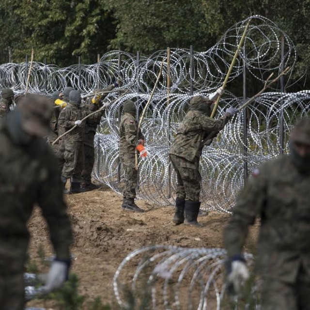 Poljska je u kolovozu počela postavljati bodljikavu žicu uz granicu s Bjelorusijom.