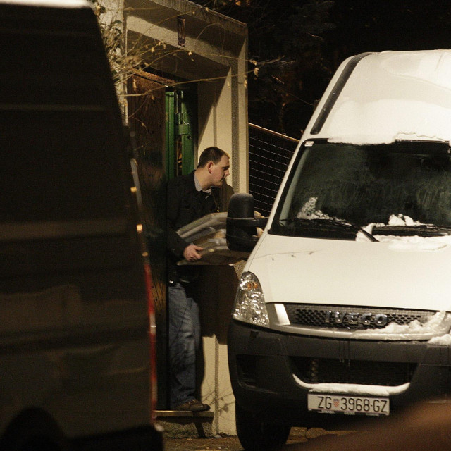 Unošenje umjetnina u kombi iz obiteljske kuće bivšeg premjera Ive Sanadera