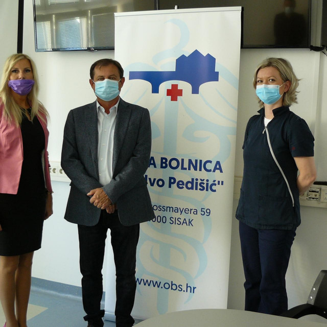 Sanja Puškarić iz Tepih centra, Tomislav Dujmenović, ravnatelj bolnice i Nikolina Domazetović, glavna sestra Službe za ginekologiju i opstetriciju.