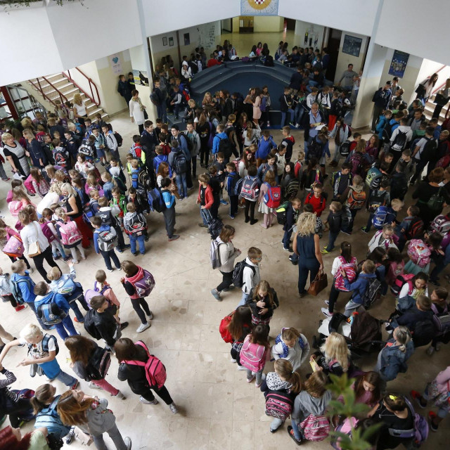 1240 učenika pohađa dvije škole u istoj zgradi u Dugavama 