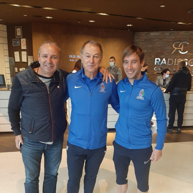 Filip Ozobić s izbornikom Azerbajdžana Gianijem De Biasijem i menadžerom Zvonom Bljaićem