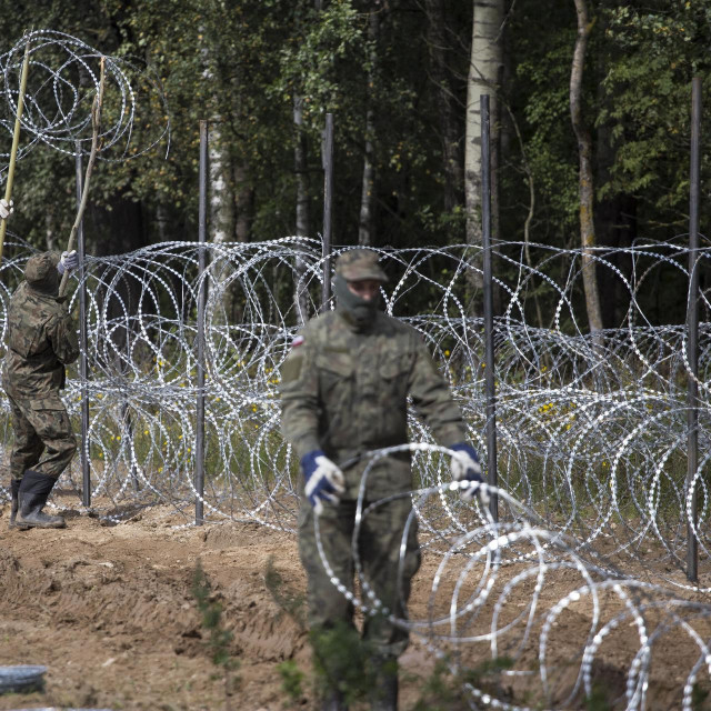 Poljski vojnici postavljaju bodljikavu žicu na granici