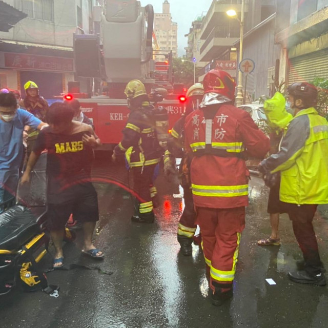 Vatrogasci se i dalje probijaju kroz zgradu.