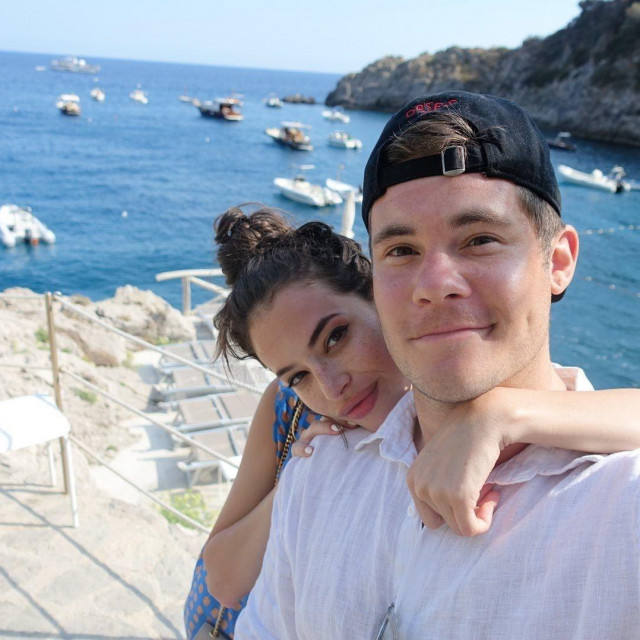 Adam Devine i Chloe Bridges